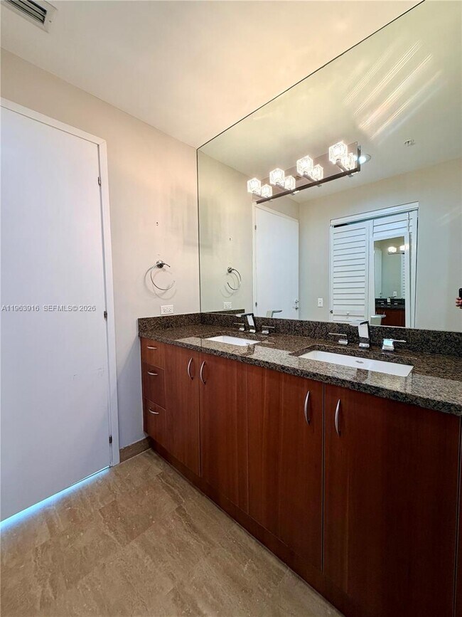 Building Photo - 300 S Biscayne Blvd