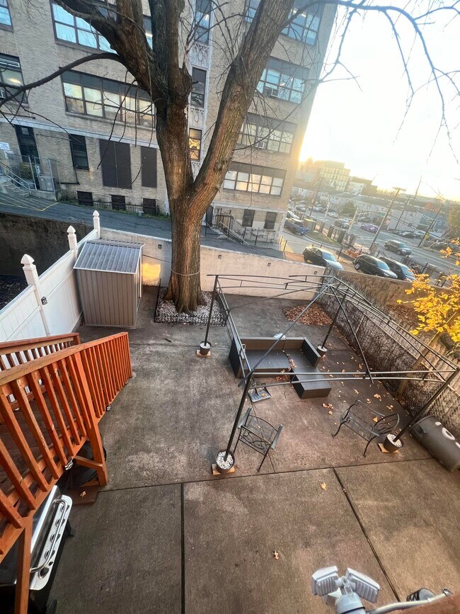 Building Photo - 165 Grant Ave