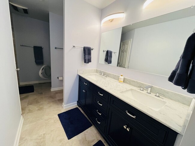 Building Photo - 1018 Chateau Ct N E