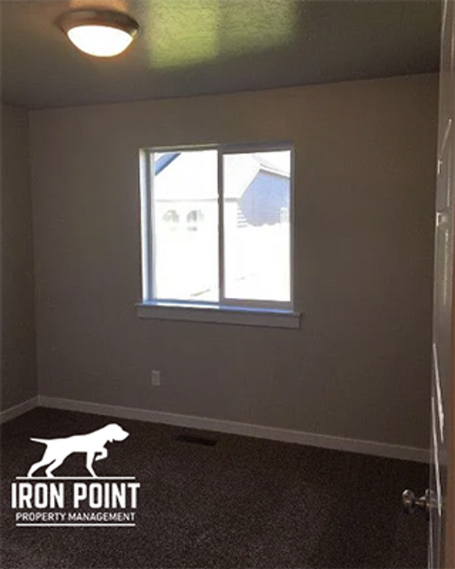 Building Photo - 4bed/2bath in Meridian w/vaulted ceilings,...