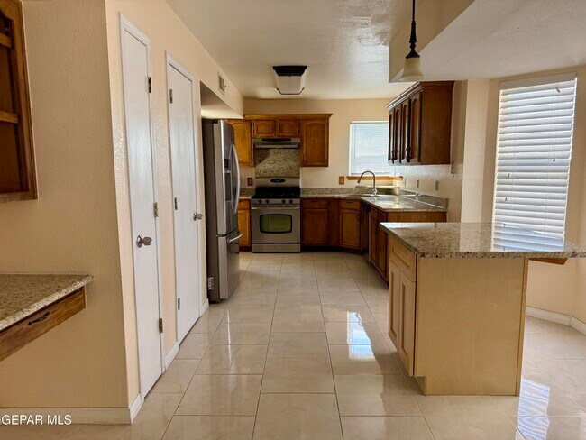 Building Photo - 1301 Tierra Roja St