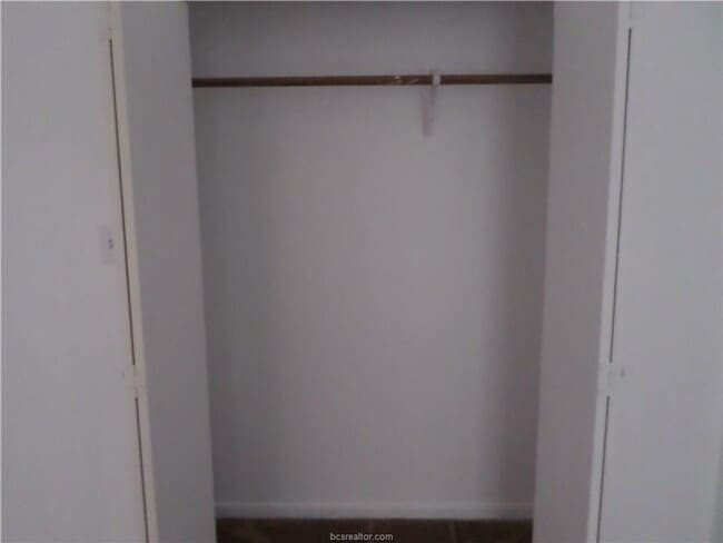 Building Photo - CUTE TWO BEDROOM ONE BATH DUPLEX ON SHUTTLE ROUTE