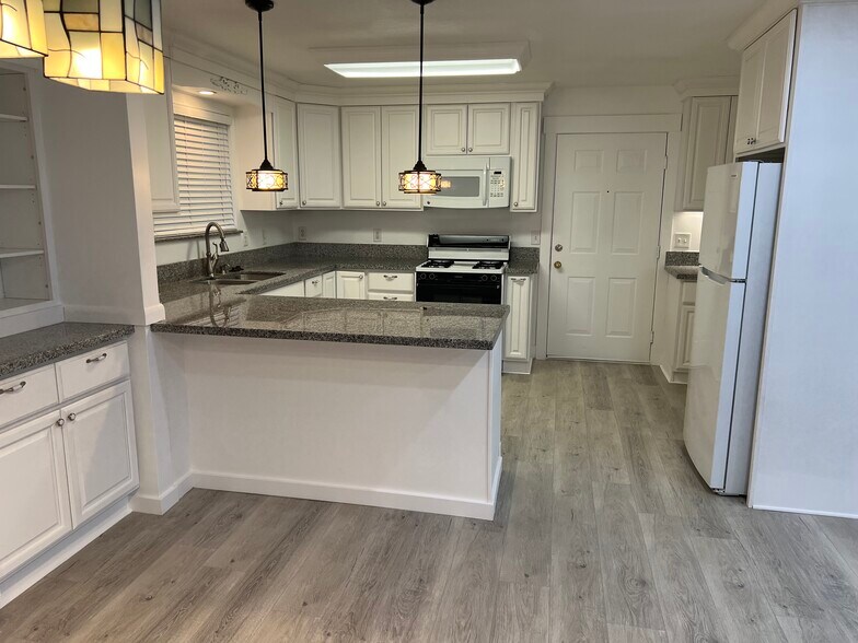 Building Photo - 7164 S Ponderosa Dr