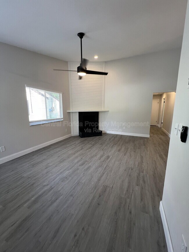 Building Photo - 916 Robinhood Ct