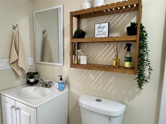 Building Photo - 4135 Des Moines St NE