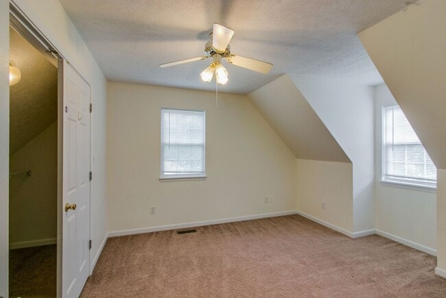 Building Photo - 1046 Bush Ave