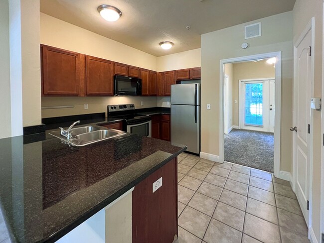 Building Photo - 3-Bed/3-Bath Condo in Chase Hollow Availab...