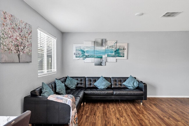 Building Photo - 30517 N Oak Dr