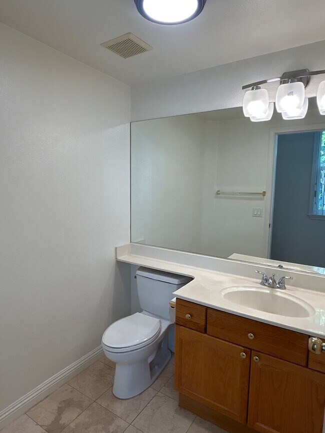 Building Photo - Cozy 2-bedroom Suites Condo in the most de...