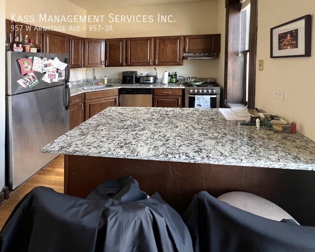 Building Photo - 957 W Armitage Ave