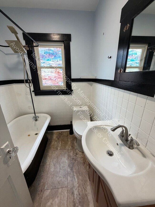 Building Photo - 2246 S Corona St