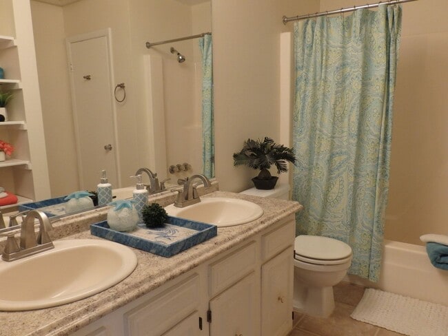 Building Photo - Amazing 2 Bedroom Townhome in Washington Square! Available 03-06-26! All Appliances Convey!