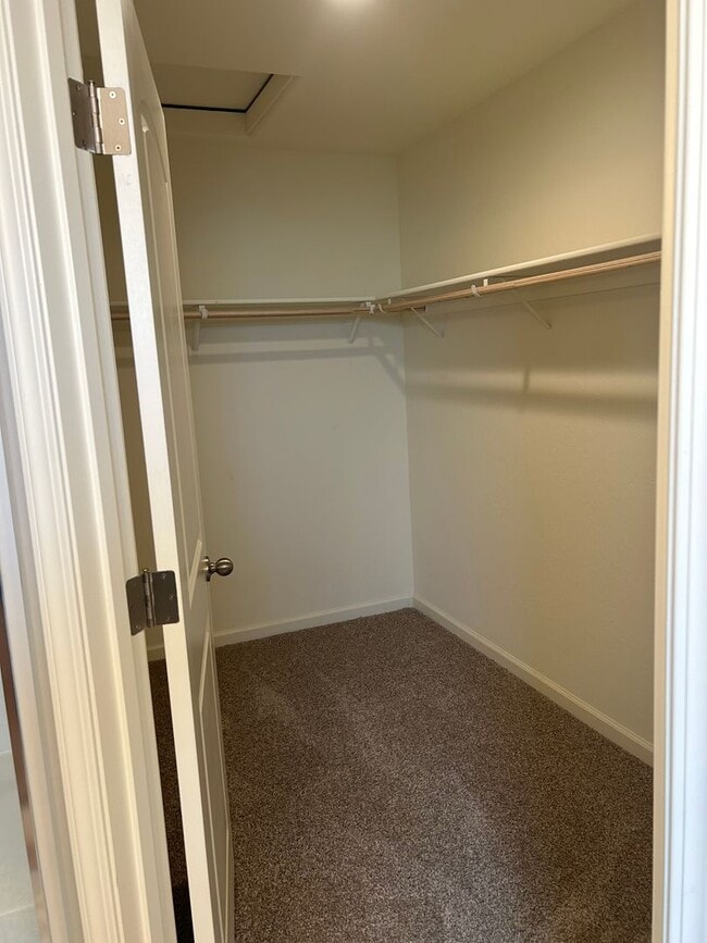 Building Photo - 3 BR 2 BA Available Now
