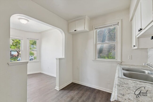 Building Photo - $1200 3 bedroom bungalow