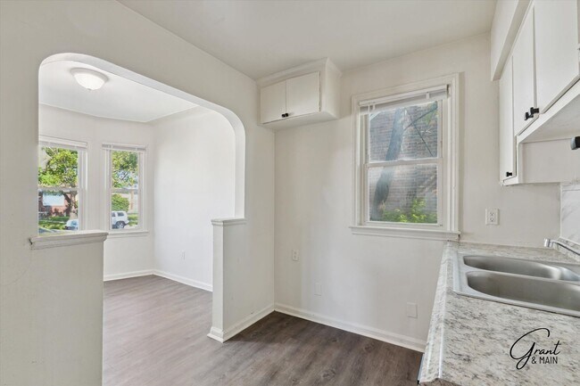 Building Photo - $1250 3 bedroom bungalow
