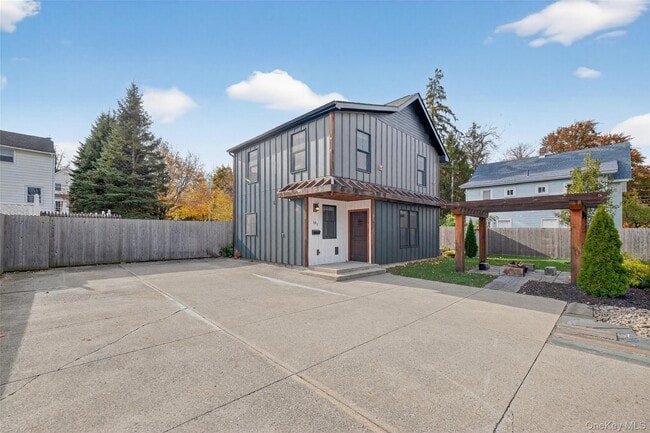 Primary Photo - 52 Ackerman St