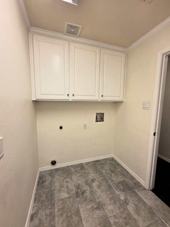 Building Photo - Large Duplex Unit just down the Street fro...
