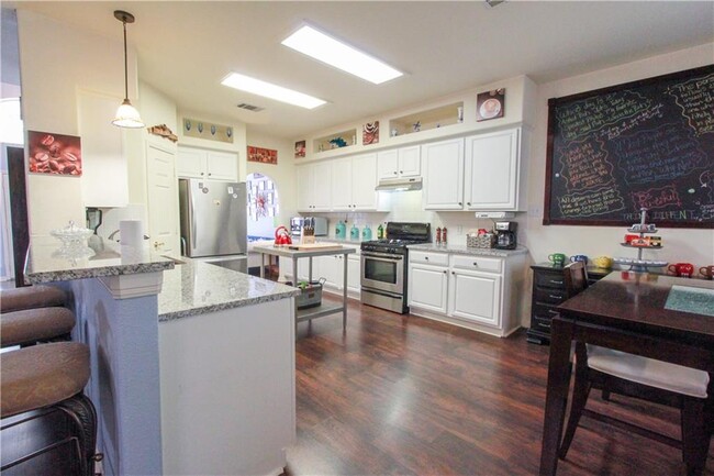 Building Photo - 2301 Zoa Dr