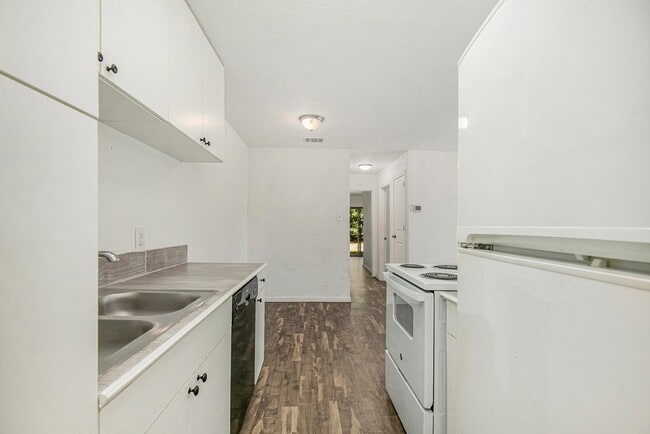 Building Photo - 6000 Calloway Ct