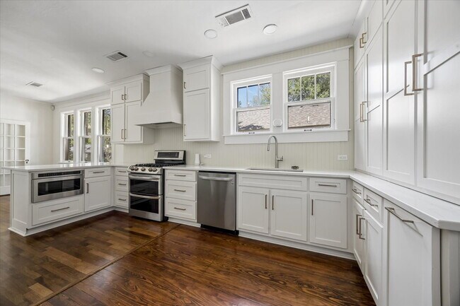 Building Photo - 3/2 fully updated with appliances included!