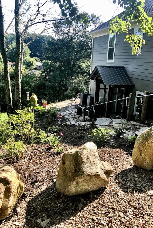 Building Photo - 276 N Bear Creek Rd