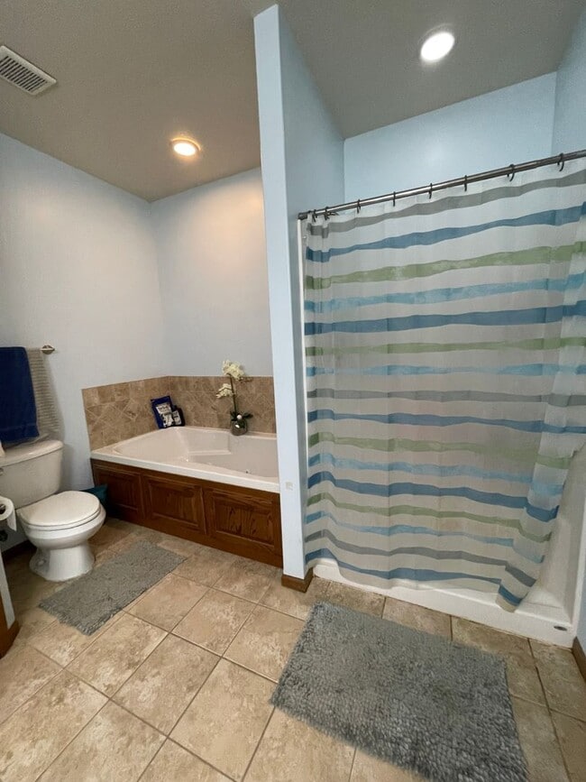 Building Photo - 825 Locharno Dr