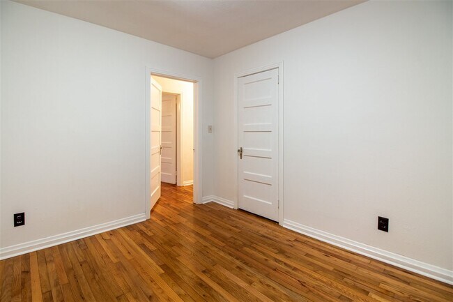 Building Photo - 710 Glenview Dr