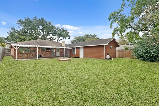 Building Photo - 2213 Baylor Dr