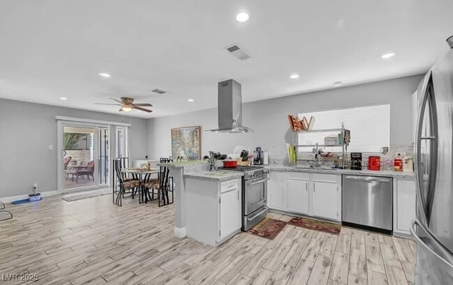 Building Photo - 204 Thunder St