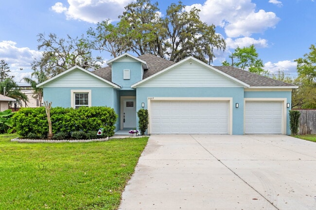Building Photo - Spacious 4-Bed / 2-Bath Home with 3-Car Garage in Apopka with Modern Touches!