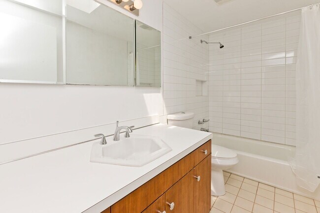 Building Photo - 588 W Hawthorne Pl