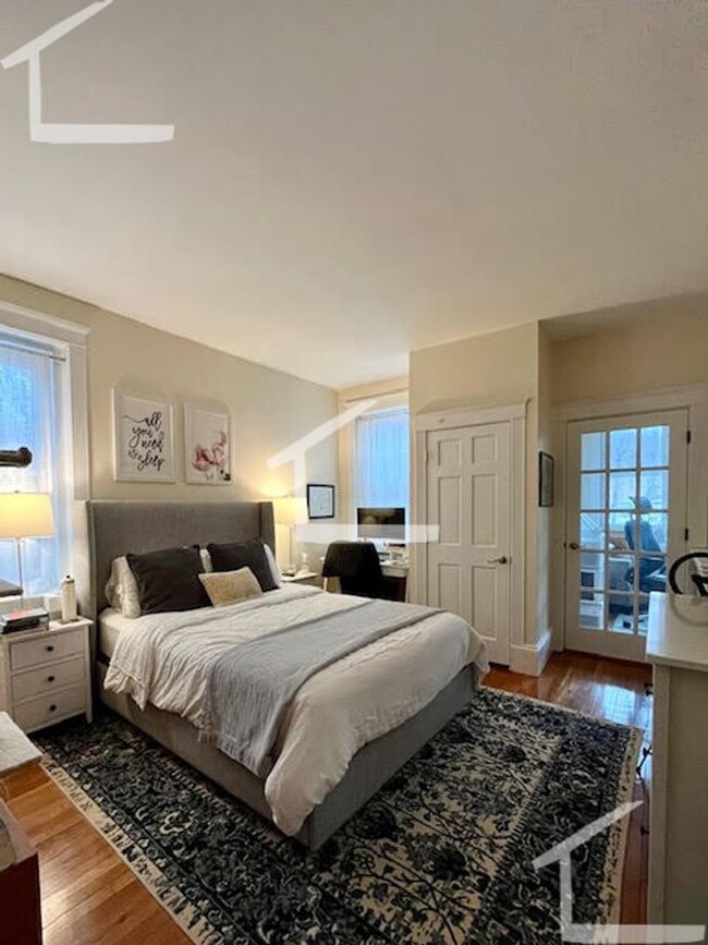 Building Photo - 7/1 Sunny, renovated 2.5BR near Coolide Co...