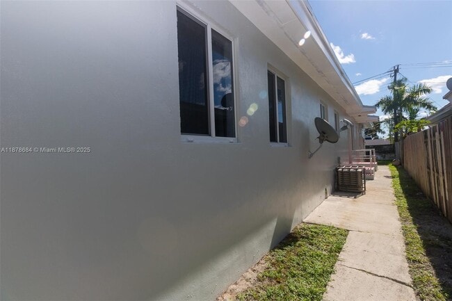 Building Photo - 1206 NE 109th St