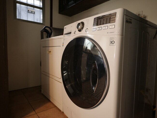 Building Photo - 1468 Kurtz Ave