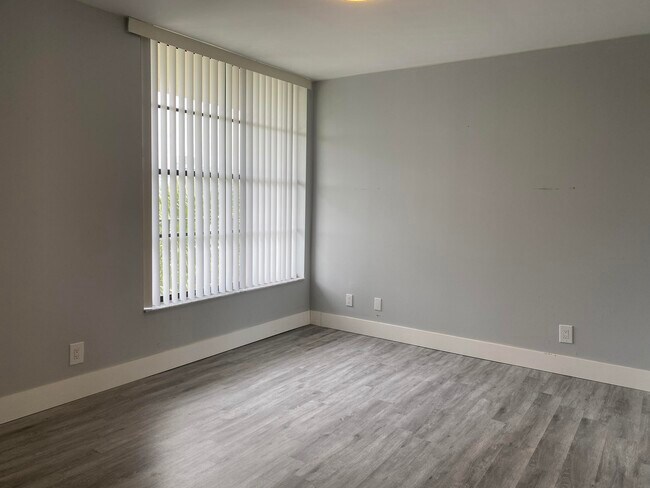 Building Photo - 20 Royal Palm Way