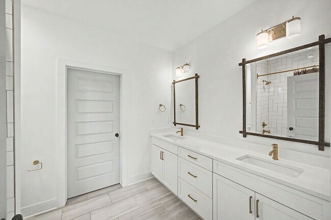 Building Photo - Stunning 3BR/3.5BA contemporary condo in the heart of Wedgewood-Houston!