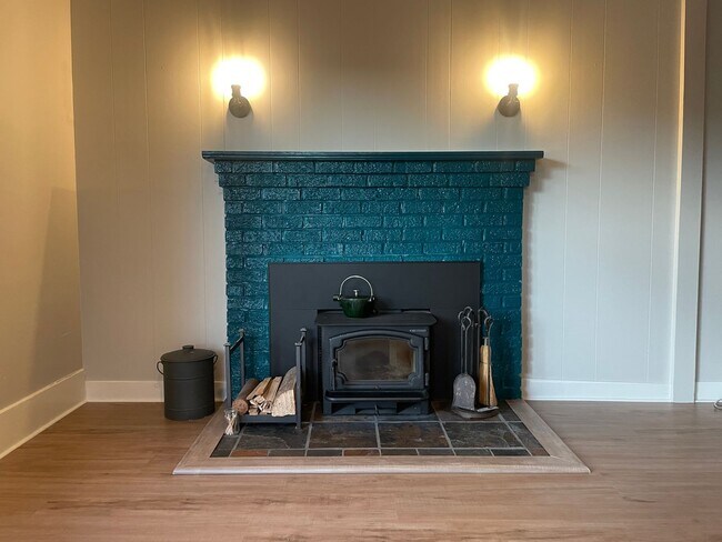 Building Photo - Welcome Home 3b/1ba Updated Home