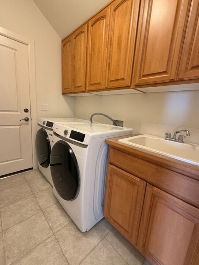 Building Photo - UPDATED CHAFFEY 4 BEDROOOM KINGSTON HOME FOR RENT WITH GREAT VIEWS!