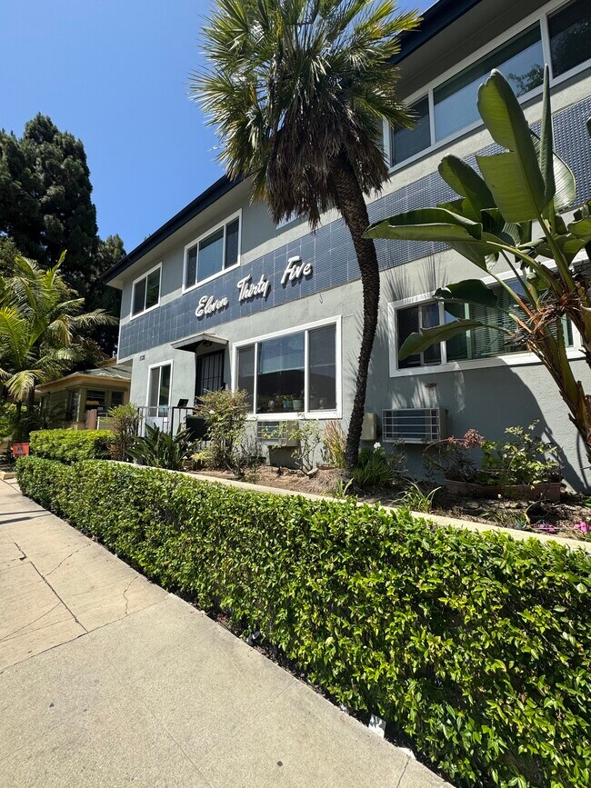 Building Photo - 1135 S Doheny Dr