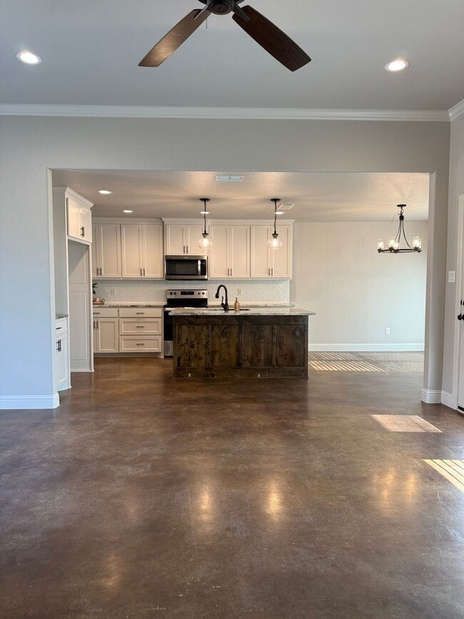 Building Photo - HORSE PROPERTY 4/2/2 + 4 acres in Peaster ...