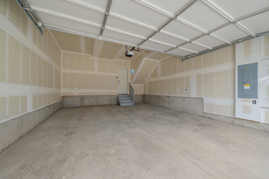 Building Photo - 10860 Lyric St