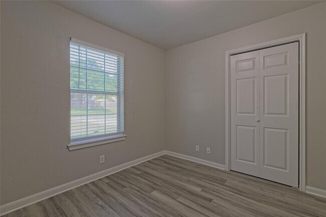 Building Photo - 300 Caladium Ct