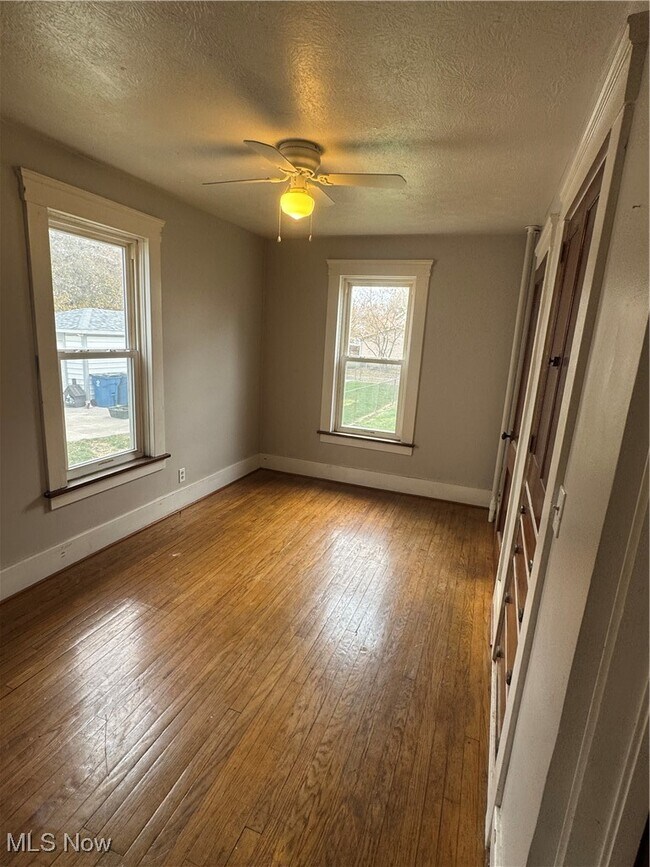 Building Photo - 1029 W 10th St