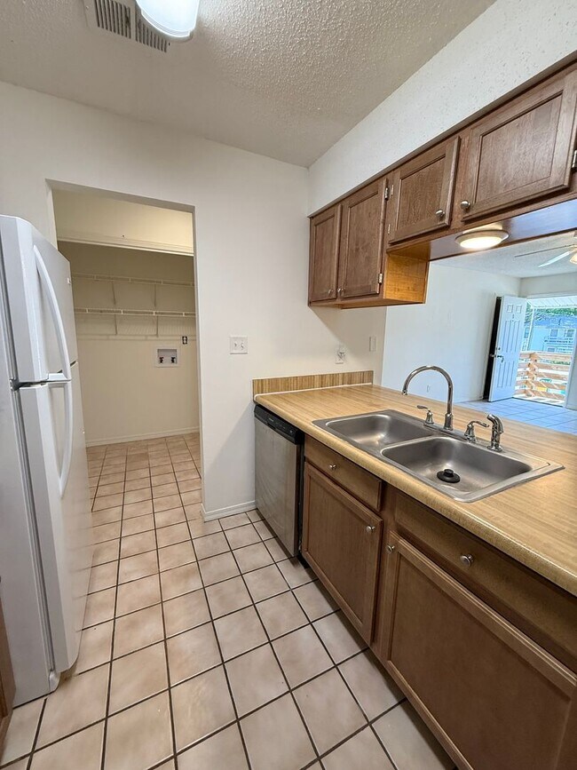 Building Photo - 513 Landview Dr