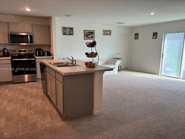 Building Photo - 1073 SW Eureka Ave