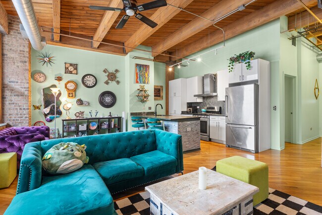 Building Photo - 1040 W Adams St