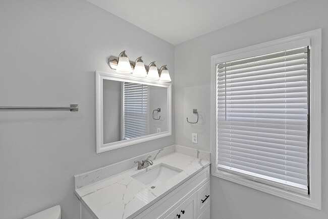 Building Photo - 1250 Della Way