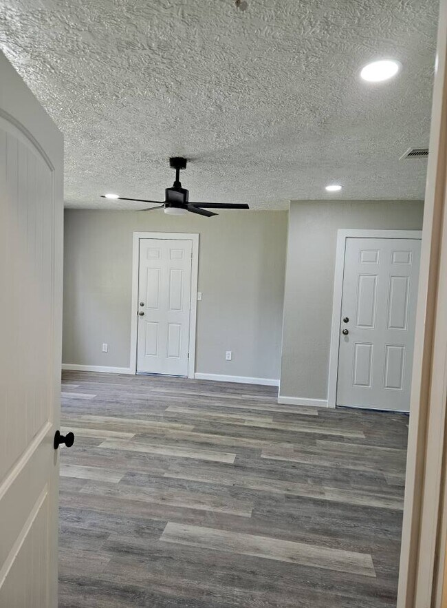 Building Photo - 1205 W Wrenway Ave