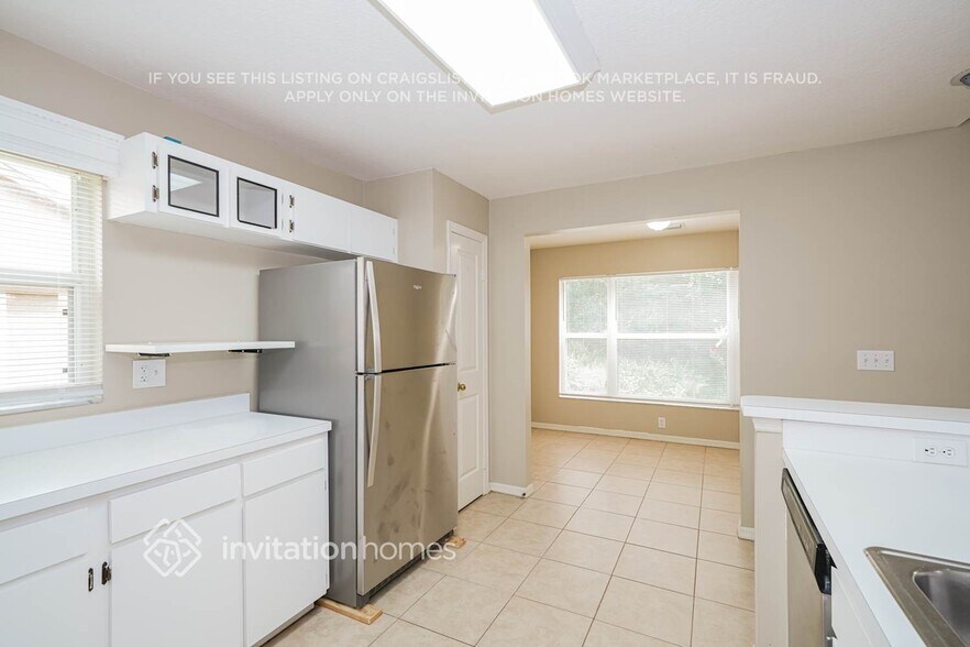 Building Photo - 28423 Meadowrush Way