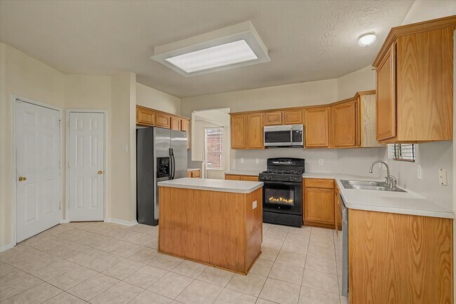 Building Photo - 10840 Sycamore Dr N